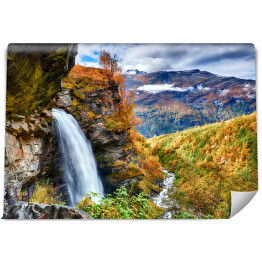 Fototapeta samoprzylepna Jesienny krajobraz z wodospadem