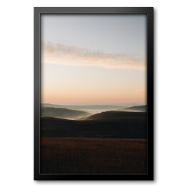 Obraz w ramie Polana w różowej mgle o świcie
