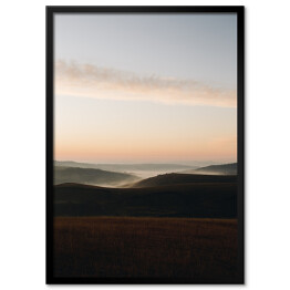Plakat w ramie Polana w różowej mgle o świcie