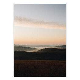 Plakat samoprzylepny Polana w różowej mgle o świcie