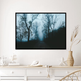 Plakat w ramie Droga wśród drzew w porannej gęstej mgle
