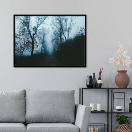 Plakat w ramie Droga wśród drzew w porannej gęstej mgle