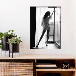 Plakat samoprzylepny Paryski poranek. Kobieta na balkonie Fotografia czarno biała