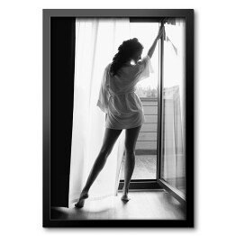 Obraz w ramie Paryski poranek. Kobieta na balkonie Fotografia czarno biała