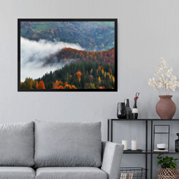 Obraz w ramie Poranna jesienna mgła nad górami porośniętymi drzewami