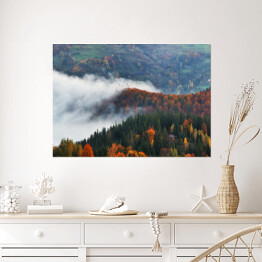 Plakat samoprzylepny Poranna jesienna mgła nad górami porośniętymi drzewami