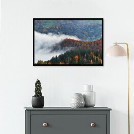 Plakat w ramie Poranna jesienna mgła nad górami porośniętymi drzewami