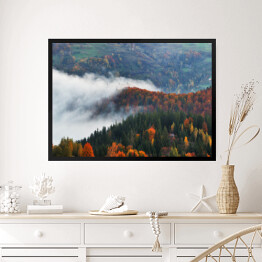 Obraz w ramie Poranna jesienna mgła nad górami porośniętymi drzewami