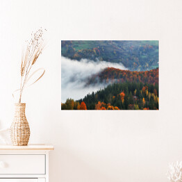 Plakat samoprzylepny Poranna jesienna mgła nad górami porośniętymi drzewami