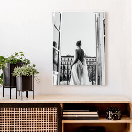 Obraz klasyczny Paryski poranek. Czarno biała fotografia kobiety na balkonie