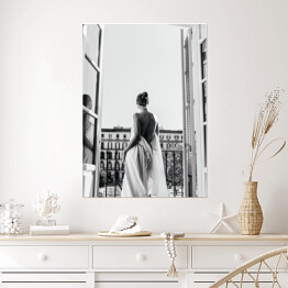 Plakat Paryski poranek. Czarno biała fotografia kobiety na balkonie
