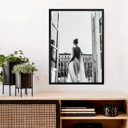Obraz w ramie Paryski poranek. Czarno biała fotografia kobiety na balkonie