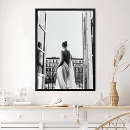 Obraz w ramie Paryski poranek. Czarno biała fotografia kobiety na balkonie