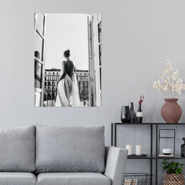 Plakat samoprzylepny Paryski poranek. Czarno biała fotografia kobiety na balkonie