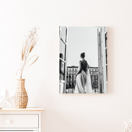 Obraz klasyczny Paryski poranek. Czarno biała fotografia kobiety na balkonie