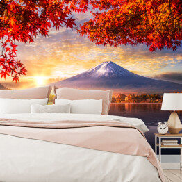 Fototapeta samoprzylepna Kolorowy jesienny sezon i góry Fuji z poranną mgłą i czerwone liście na jeziorze Kawaguchiko jest jednym z najlepszych miejsc w Japonii.