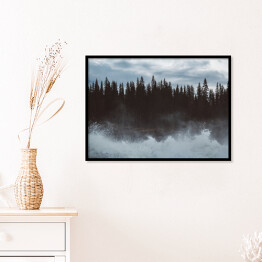 Plakat w ramie Mroczny las nad jeziorem we mgle