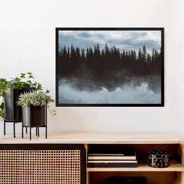 Obraz w ramie Mroczny las nad jeziorem we mgle