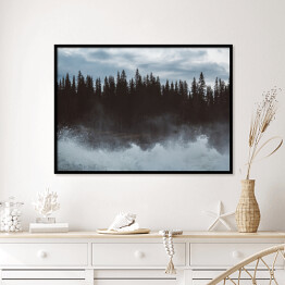Plakat w ramie Mroczny las nad jeziorem we mgle