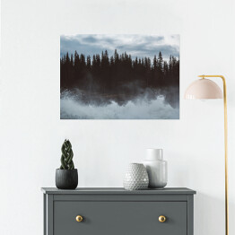 Plakat samoprzylepny Mroczny las nad jeziorem we mgle