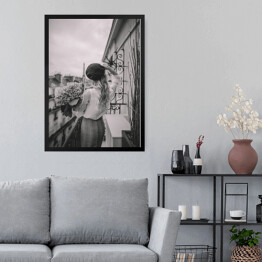 Obraz w ramie Z widokiem na Wieżę Eiffla. Kobieta na balkonie fotografia retro