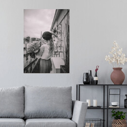 Plakat Z widokiem na Wieżę Eiffla. Kobieta na balkonie fotografia retro