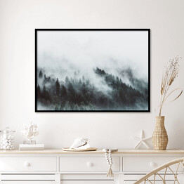 Plakat w ramie Krajobraz z lasem we mgle w górach