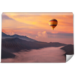 Fototapeta winylowa zmywalna podróż na balon gorącego powietrza, piękny inspirujący krajobraz z wschodzącym słońcem kolorowe niebo