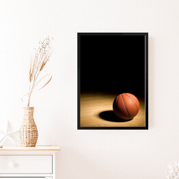 Obraz w ramie Piłka do koszykówki na drewnianym parkiecie