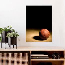 Plakat samoprzylepny Piłka do koszykówki na drewnianym parkiecie