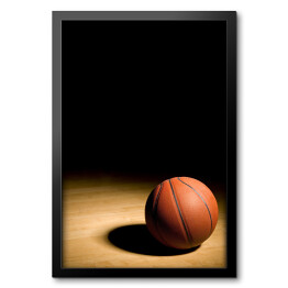 Obraz w ramie Piłka do koszykówki na drewnianym parkiecie