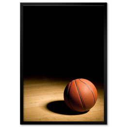 Plakat w ramie Piłka do koszykówki na drewnianym parkiecie