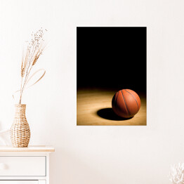 Plakat samoprzylepny Piłka do koszykówki na drewnianym parkiecie