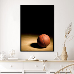 Plakat w ramie Piłka do koszykówki na drewnianym parkiecie