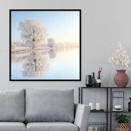 Plakat w ramie Oszronione drzewa nad pokrytą lodem rzeką