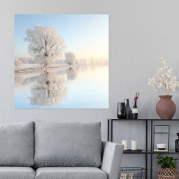 Plakat samoprzylepny Oszronione drzewa nad pokrytą lodem rzeką