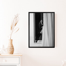 Obraz w ramie Czarno biała fotografia kobiety w oknie