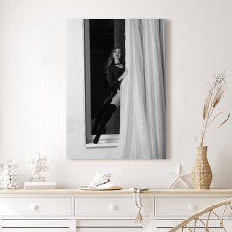 Obraz na płótnie Czarno biała fotografia kobiety w oknie