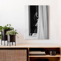 Obraz klasyczny Czarno biała fotografia kobiety w oknie