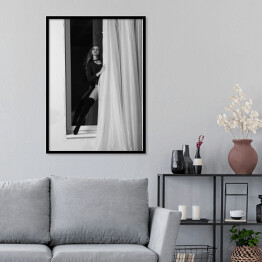 Plakat w ramie Czarno biała fotografia kobiety w oknie