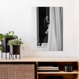 Plakat Czarno biała fotografia kobiety w oknie