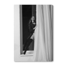 Obraz na płótnie Czarno biała fotografia kobiety w oknie