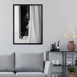 Obraz w ramie Czarno biała fotografia kobiety w oknie