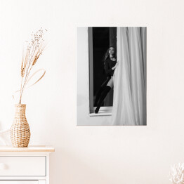 Plakat samoprzylepny Czarno biała fotografia kobiety w oknie