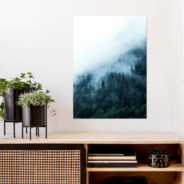 Plakat samoprzylepny Ośnieżone drzewa na wzgórzu we mgle