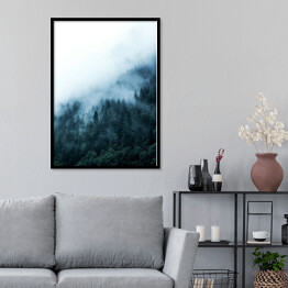 Plakat w ramie Ośnieżone drzewa na wzgórzu we mgle