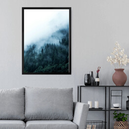Obraz w ramie Ośnieżone drzewa na wzgórzu we mgle
