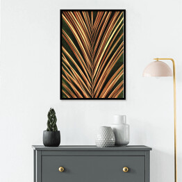 Plakat w ramie Zbliżenie złotego liścia palmowego na abstrakcyjnym ciemnozielonym teksturowanym tle. Tropikalny konceptualny luksusowy elegancki modny art deco letnie tło. Flat lay. Symetryczna kompozycja