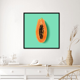 Plakat w ramie Przekrojona papaya na miętowym tle