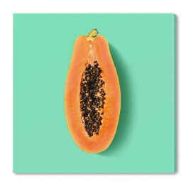 Przekrojona papaya na miętowym tle
